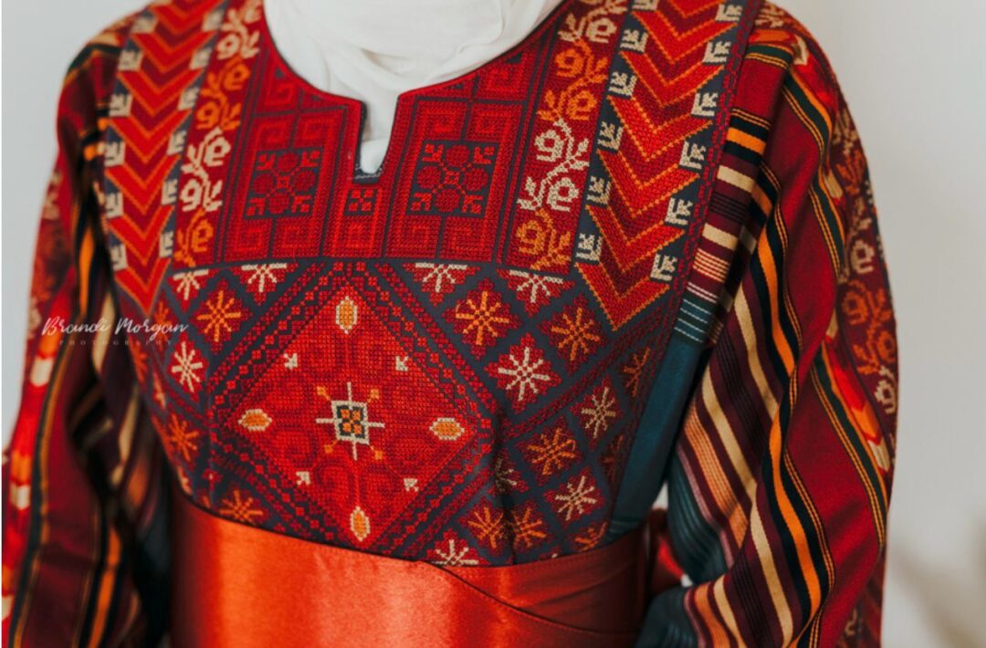 Gray and orange color full embroidery Majdalawy thobe with satin belt - Image 4